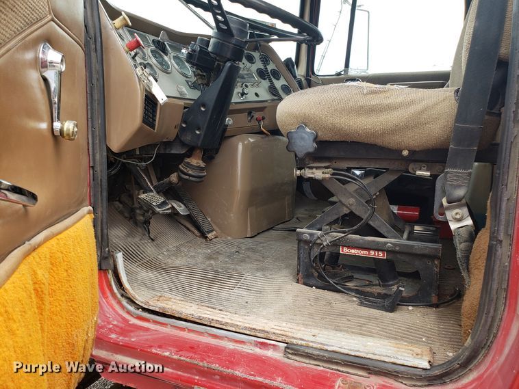 image for item DG7575 1993 Ford L9000 semi truck