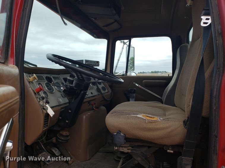 image for item DG7575 1993 Ford L9000 semi truck