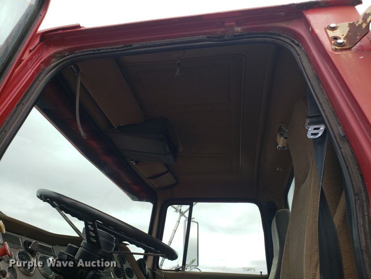 image for item DG7575 1993 Ford L9000 semi truck