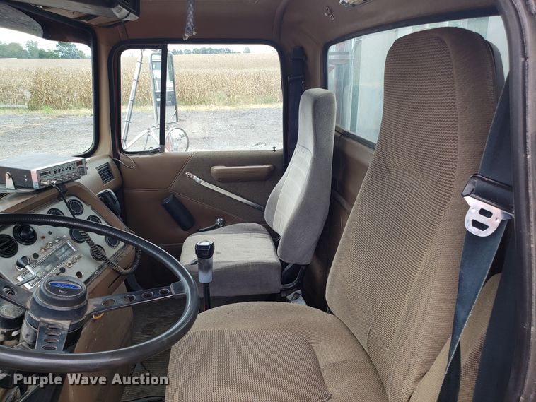 image for item DG7575 1993 Ford L9000 semi truck