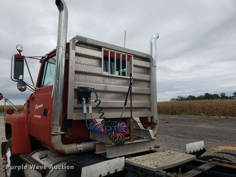 image for item DG7575 1993 Ford L9000 semi truck