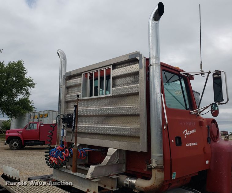 image for item DG7575 1993 Ford L9000 semi truck