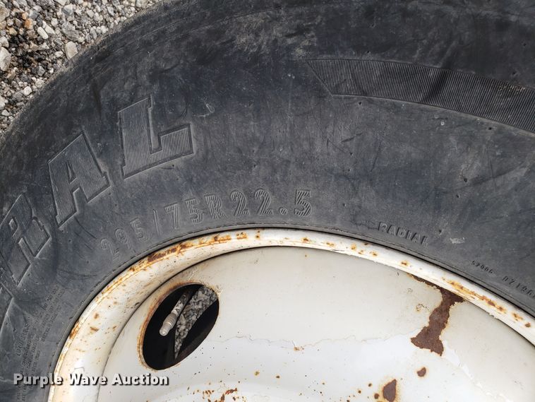 image for item DG7575 1993 Ford L9000 semi truck