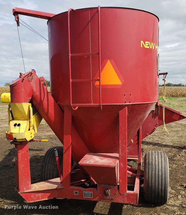 image for item DG7595 New Holland 355 feed mixer/grinder