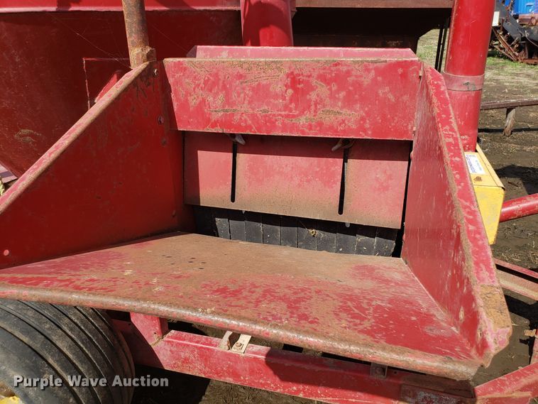 image for item DG7595 New Holland 355 feed mixer/grinder