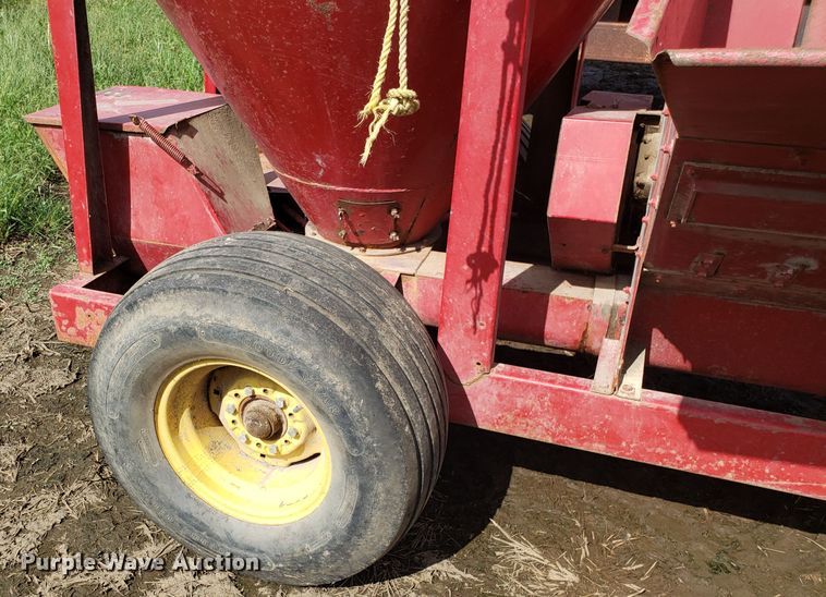 image for item DG7595 New Holland 355 feed mixer/grinder