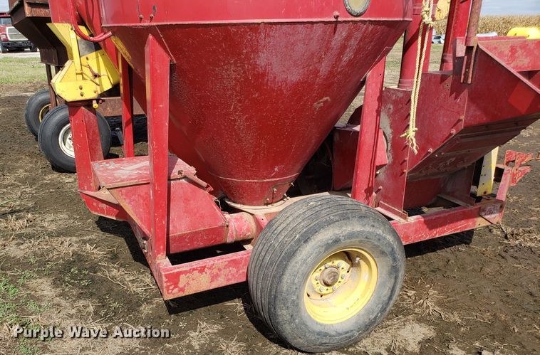 image for item DG7595 New Holland 355 feed mixer/grinder