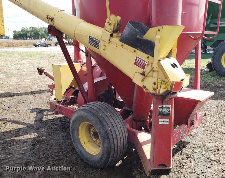 image for item DG7595 New Holland 355 feed mixer/grinder