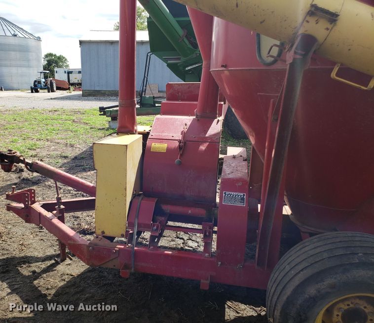 image for item DG7595 New Holland 355 feed mixer/grinder