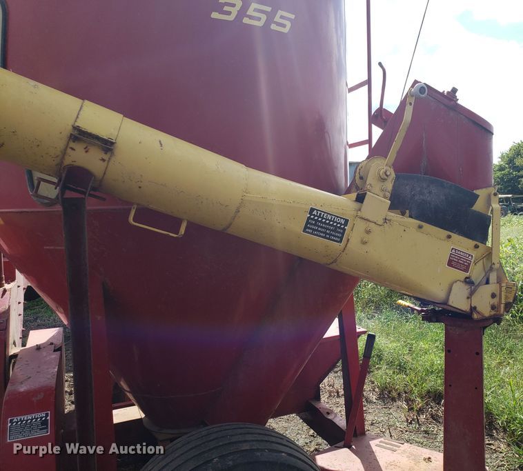 image for item DG7595 New Holland 355 feed mixer/grinder