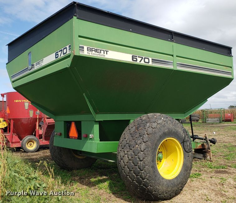 image for item DG7596 Brent 670 grain cart