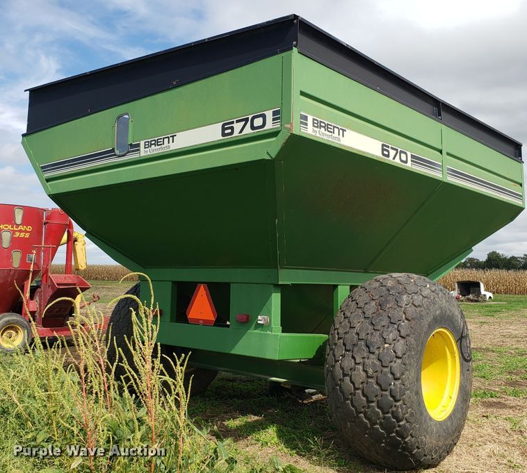 image for item DG7596 Brent 670 grain cart