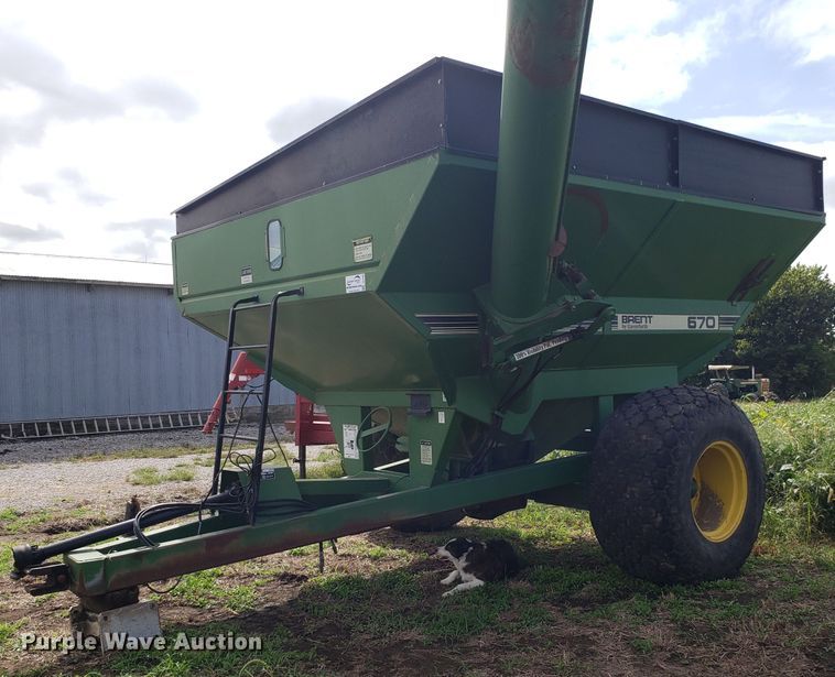image for item DG7596 Brent 670 grain cart