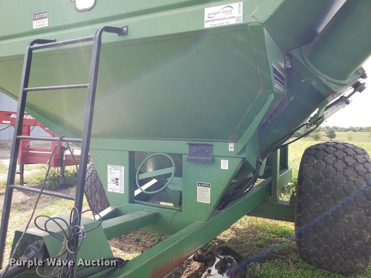 image for item DG7596 Brent 670 grain cart
