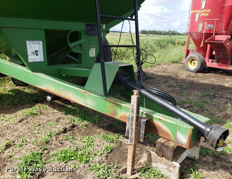 image for item DG7596 Brent 670 grain cart