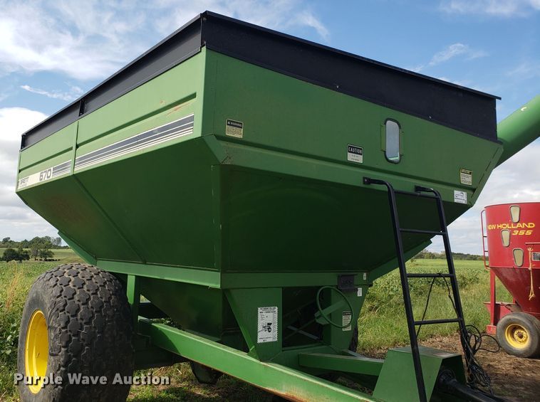 image for item DG7596 Brent 670 grain cart