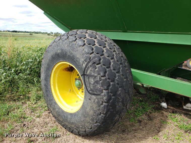 image for item DG7596 Brent 670 grain cart