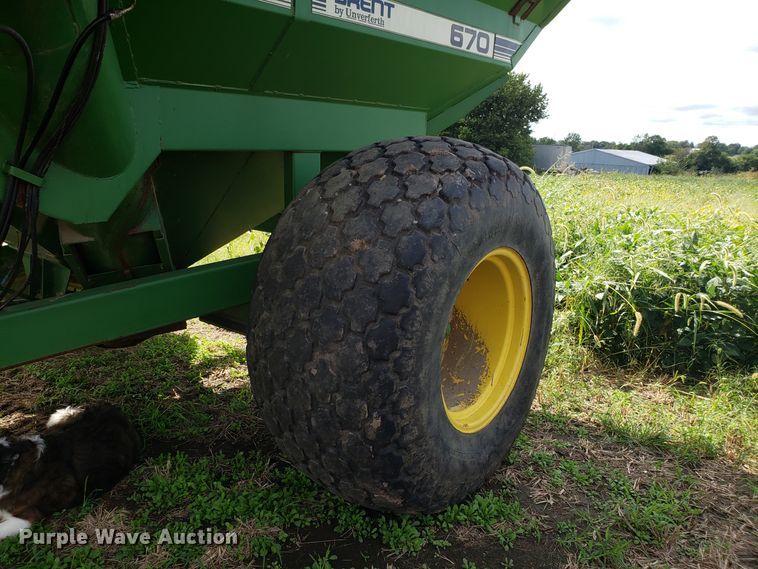 image for item DG7596 Brent 670 grain cart
