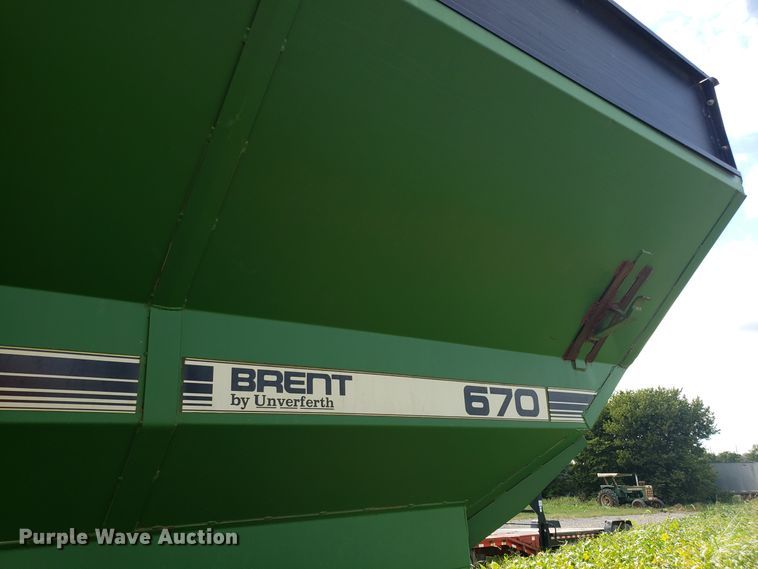 image for item DG7596 Brent 670 grain cart