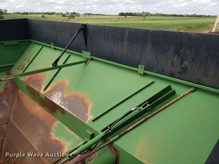 image for item DG7596 Brent 670 grain cart