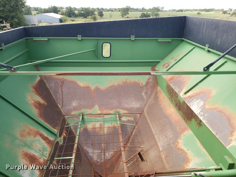 image for item DG7596 Brent 670 grain cart