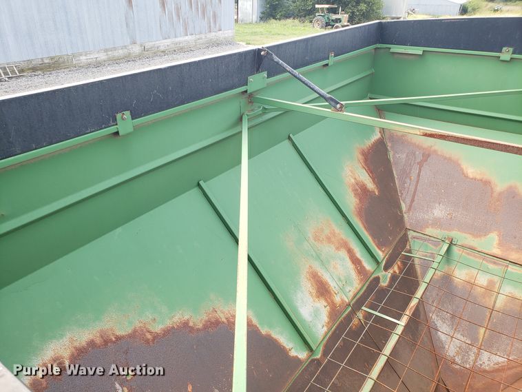 image for item DG7596 Brent 670 grain cart