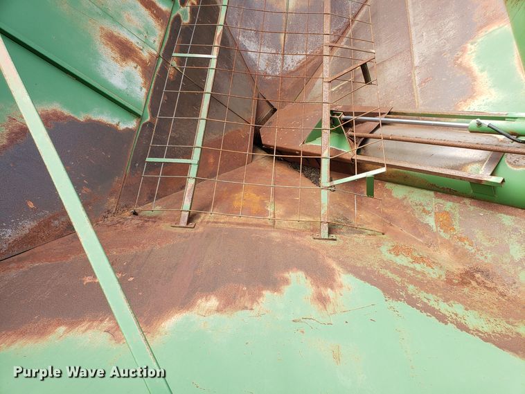 image for item DG7596 Brent 670 grain cart