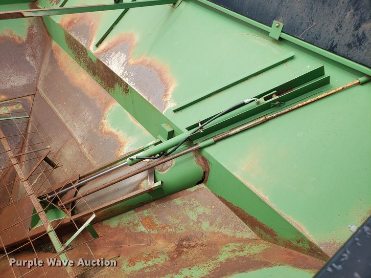 image for item DG7596 Brent 670 grain cart