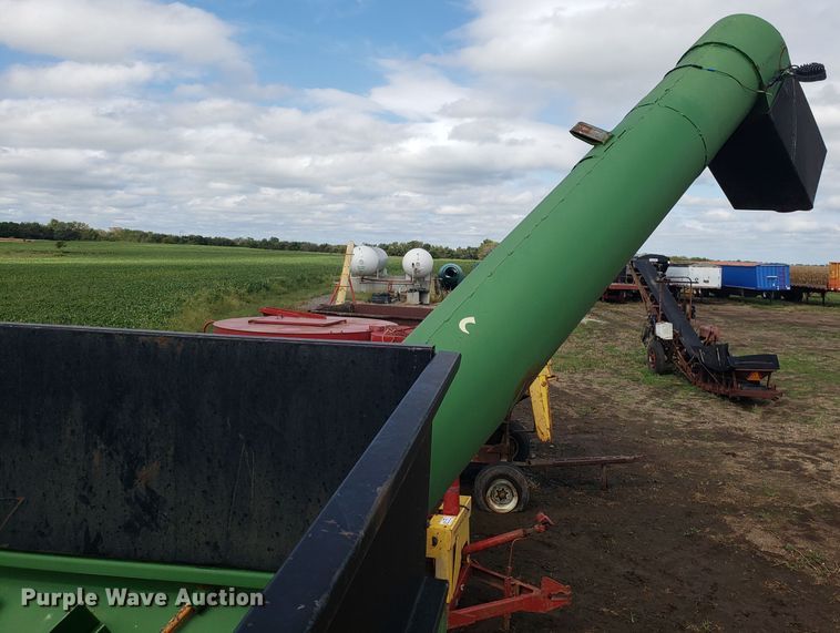 image for item DG7596 Brent 670 grain cart