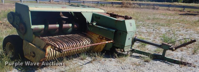image for item DI2322 John Deere 347 small square baler