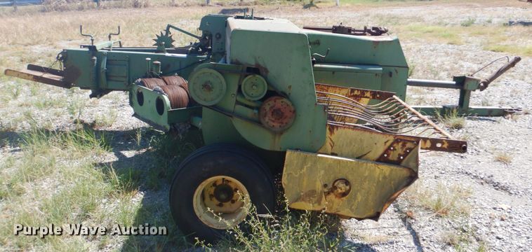 image for item DI2322 John Deere 347 small square baler