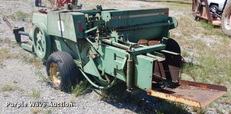 image for item DI2322 John Deere 347 small square baler