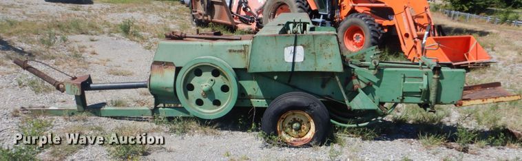 image for item DI2322 John Deere 347 small square baler