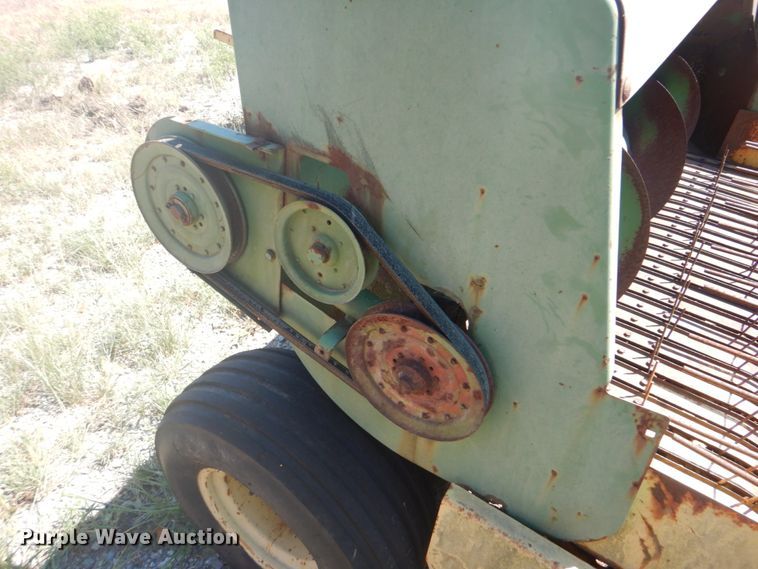 image for item DI2322 John Deere 347 small square baler