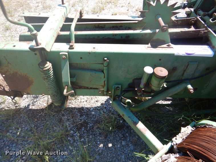 image for item DI2322 John Deere 347 small square baler