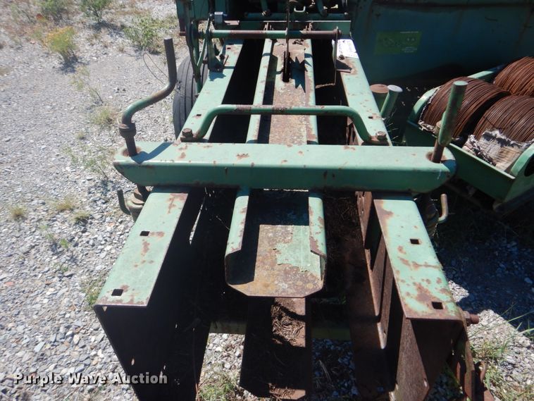 image for item DI2322 John Deere 347 small square baler