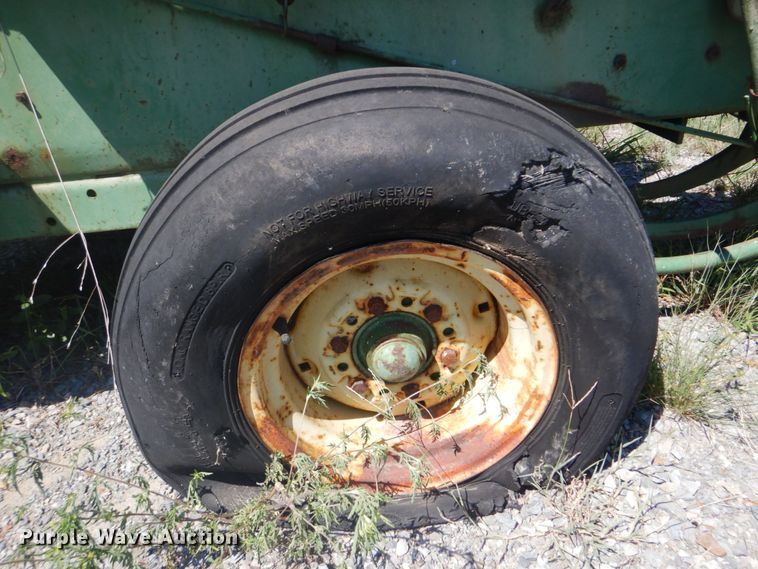 image for item DI2322 John Deere 347 small square baler