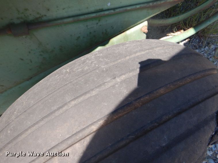 image for item DI2322 John Deere 347 small square baler