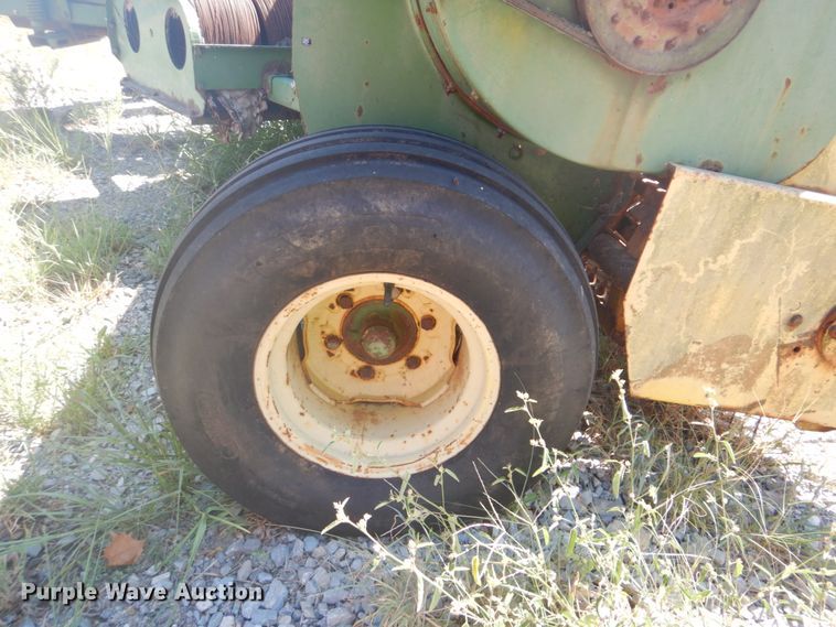 image for item DI2322 John Deere 347 small square baler