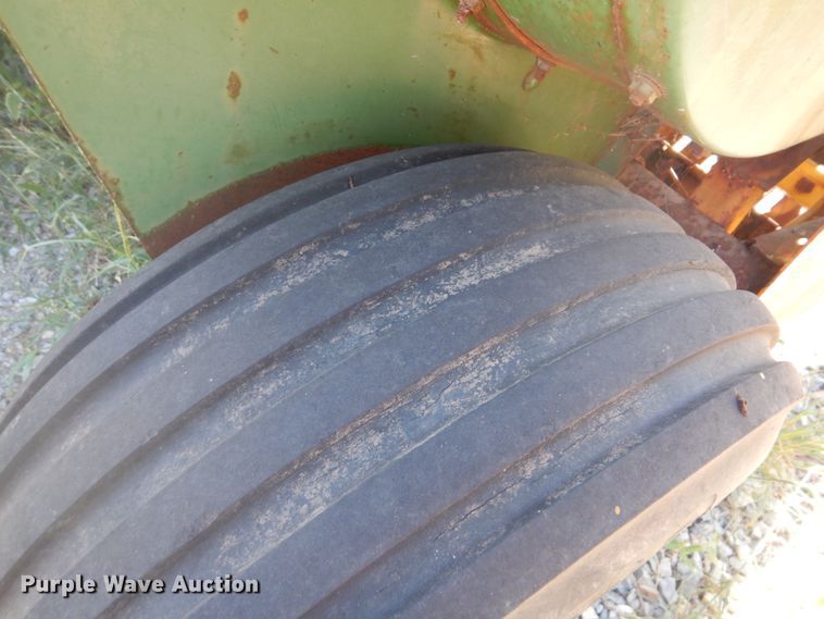 image for item DI2322 John Deere 347 small square baler