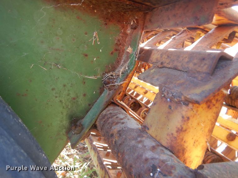 image for item DI2322 John Deere 347 small square baler