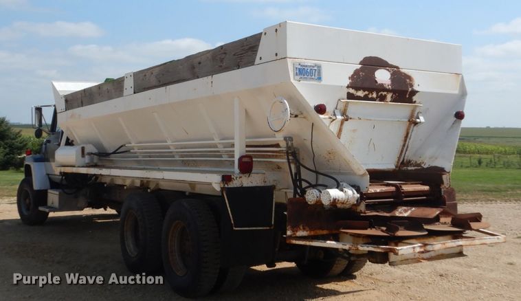 image for item FU9491 1977 Ford 9000 applicator truck