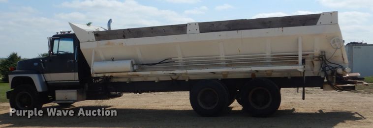 image for item FU9491 1977 Ford 9000 applicator truck