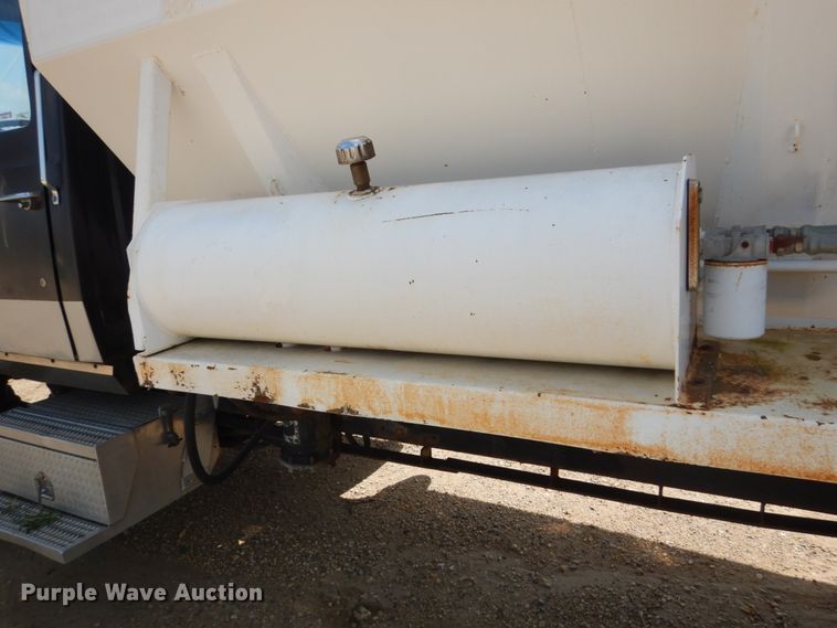 image for item FU9491 1977 Ford 9000 applicator truck