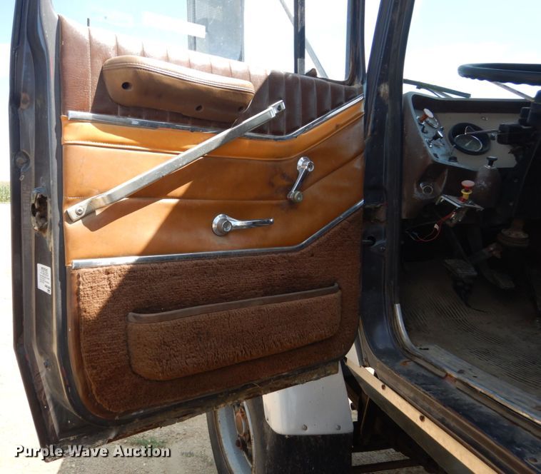 image for item FU9491 1977 Ford 9000 applicator truck