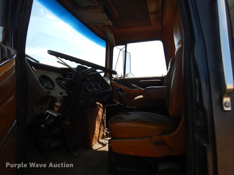 image for item FU9491 1977 Ford 9000 applicator truck