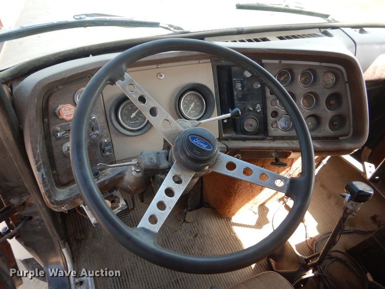 image for item FU9491 1977 Ford 9000 applicator truck