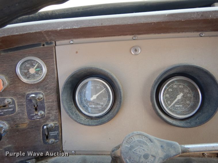 image for item FU9491 1977 Ford 9000 applicator truck