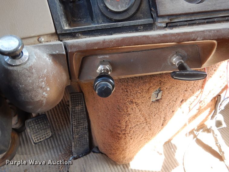 image for item FU9491 1977 Ford 9000 applicator truck