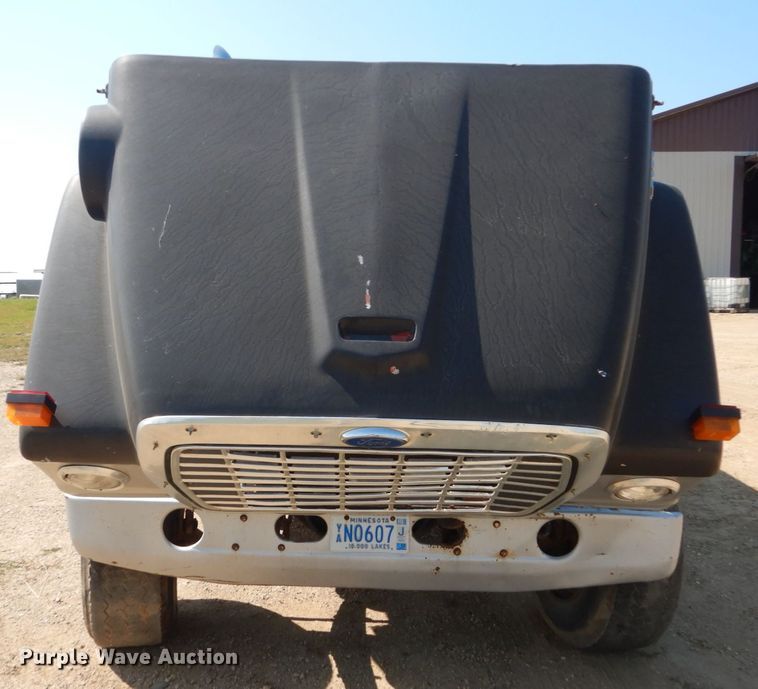 image for item FU9491 1977 Ford 9000 applicator truck